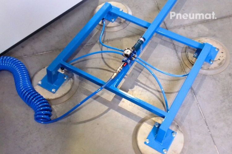 Studium Przypadku: Wykorzystanie pompy podciśnieniowej w chwytaku do przenoszenia szyby, okna