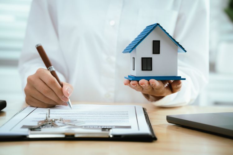 Jak dostać kredyt na mieszkanie będąc młodą osobą – co ma znaczenie przy ocenie zdolności kredytowej?