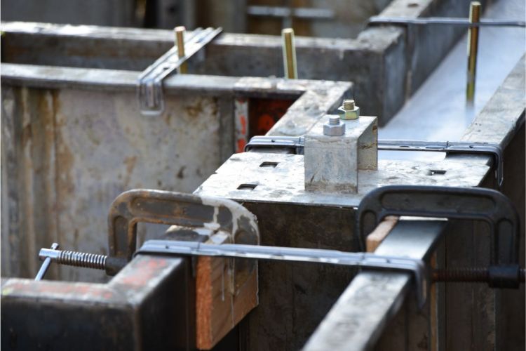 Dlaczego szalunki fundamentowe to klucz do trwałości i stabilności Twojego budynku?