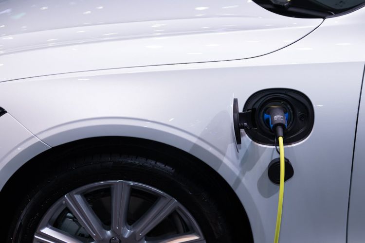 Ładowarki do samochodu elektrycznego i kable EV – jakie elementy są potrzebne do bezpiecznego ładowania auta?