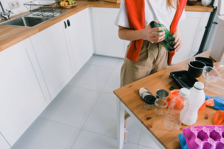 Eko-trendy w nowoczesnym mieszkaniu. Jak ograniczyć zużycie plastiku w kuchni?