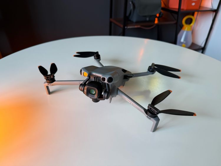 Komercyjne wykorzystanie DJI Mini 5 Pro - jak zarabiać na ujęciach z drona ważącego mniej niż 249 gramów?