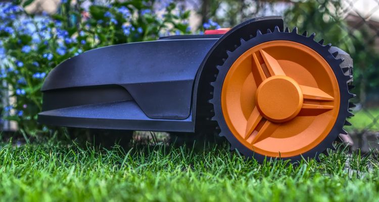 Ogród z drzewami, spadkami i wąskimi przejściami – czy robot koszący da sobie radę?