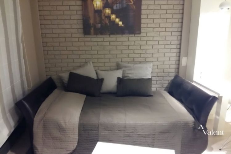 Przytulne miękkości – o magii narzut i dywanów