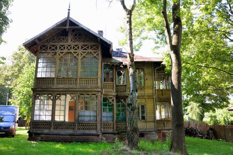 Willa w stylu nadświdrzańskim na warszawskiej Białołęce przy ul. Fletniowej, źródło: Wikipedia