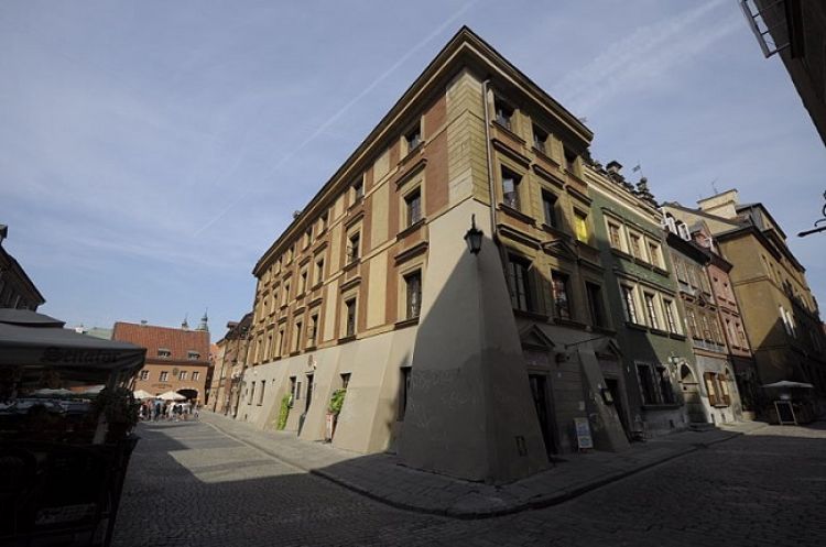 Kamienica położona przy ul. Wąskiego Dunaju 10 znana jako kamienica Rokicińska i Dom Szewców.