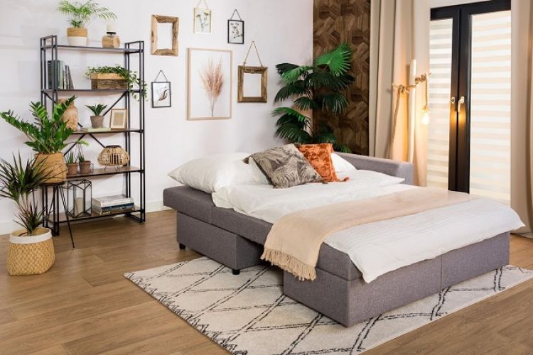 Rozkładane sofy na co dzień pełnią funkcję wygodnego i designerskiego mebla wypoczynkowego.