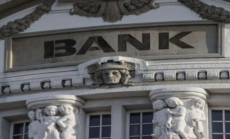 Banki wciąż muszą pomagać Polakom