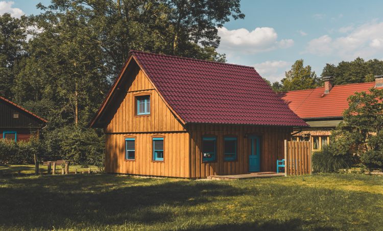Mineralna wełna a ocieplenie drewnianego domu – porównanie rozwiązań izolacyjnych