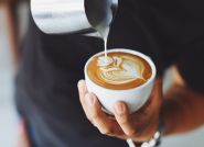 Aromatyczna kawa w swoim domu – niezbędne gadżety do Twojej kuchni